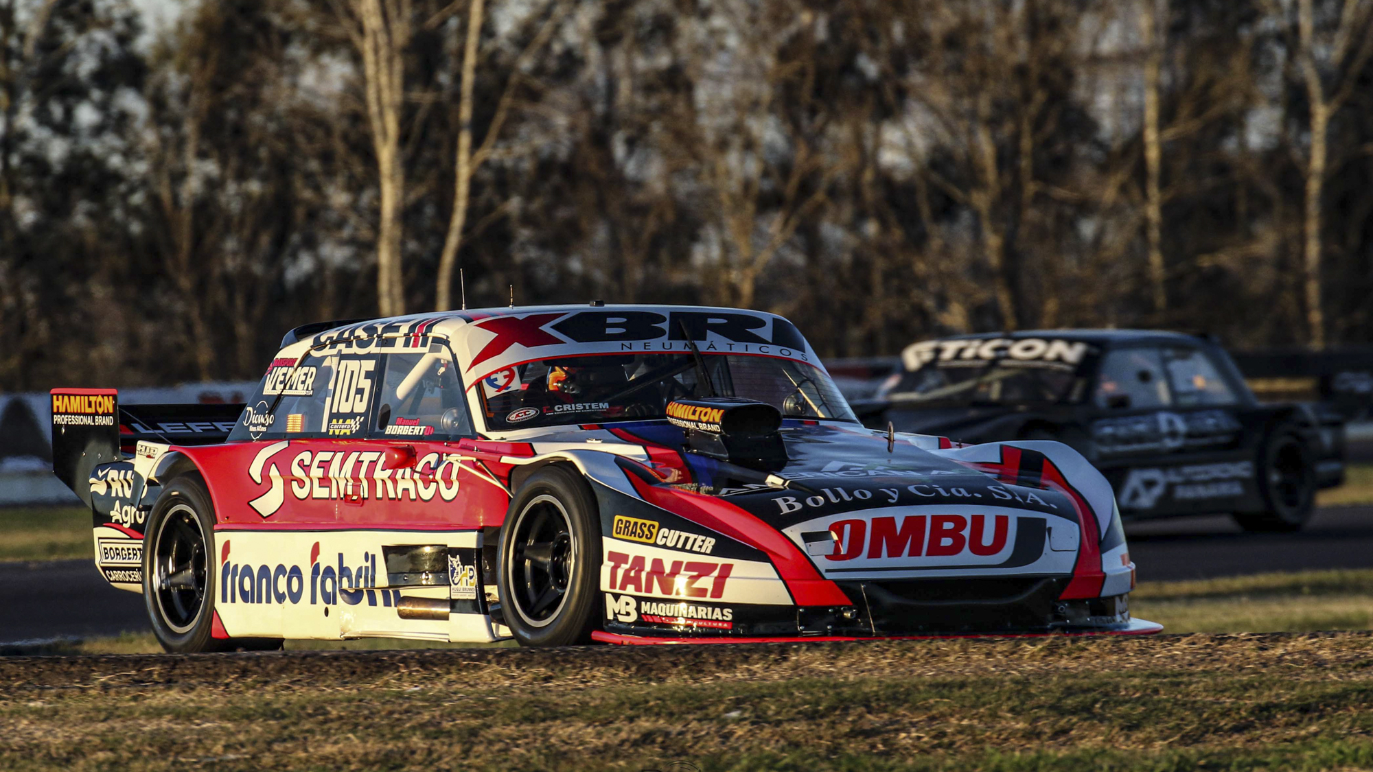 El piloto entrerriano defendió su liderazgo en el campeonato escoltando a sus rivales directos en la clasificación y la serie